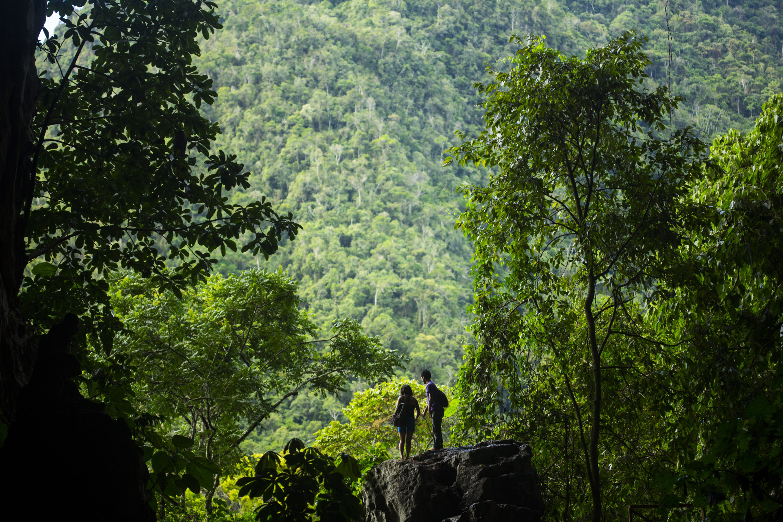 Turistas en la entrada de la cueva de las lechuzas. Parque Nacional Tingo María.